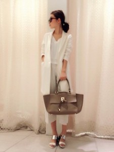 7白のスプリングコート×ショート丈Tシャツ×白のガウチョパンツ