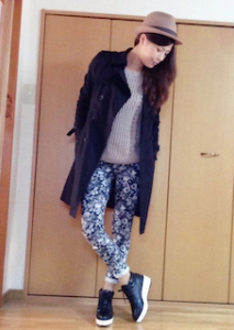 3ユニクロのスプリングコート×ニットセーター×花柄パンツ
