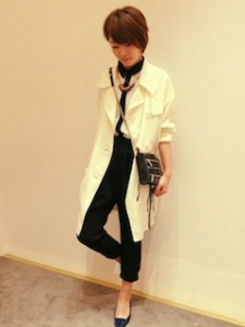 1白のスプリングコート×シフォンブラウス×黒パンツ