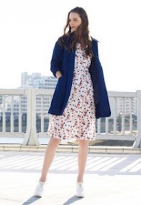 8ユニクロのスプリングコート×ドット柄ワンピース×スニーカー