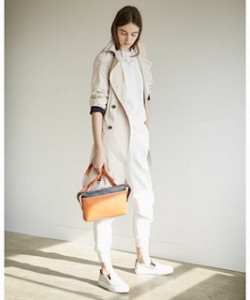 4白のスプリングコート×白のトレーナー×白デニムパンツ