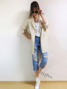 10白のスプリングコート×白Tシャツ×ジーンズ