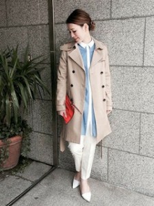 7ユニクロのスプリングコート×ロングシャツ×白パンツ