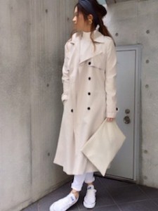 9白のスプリングコート×白デニムパンツ×白スニーカー
