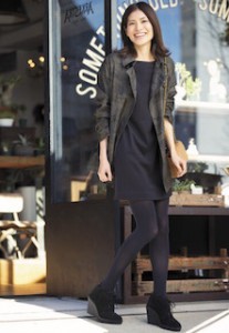 9ユニクロのスプリングコート×ストレートワンピース×厚底シューズ