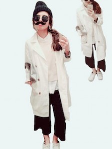 6白のスプリングコート×白ニット×ワイドパンツ