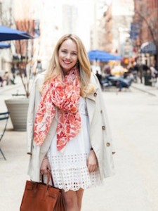 8白のスプリングコート×花柄ストール×白ワンピース