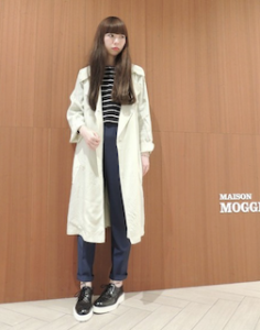 2白のスプリングコート×ボーダートップス×ネイビーパンツ