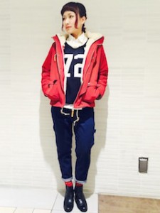 6赤のマウンテンパーカー×セーター×デニムパンツ
