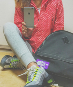 8赤のマウンテンパーカー×スエットパンツ×スニーカー