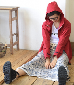 2赤のマウンテンパーカー×白Tシャツ×ロングスカート