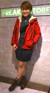 7赤のマウンテンパーカー×ワンピース×ショートブーツ