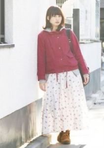 4赤のマウンテンパーカー×マキシ丈スカート×スニーカー