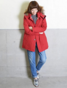 9赤のマウンテンパーカー×ボーダートップス×ジーンズ