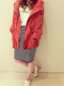 5赤のマウンテンパーカー×トレーナー×ボーダースカート