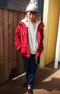 3赤のマウンテンパーカー×ボーダートップス×デニムパンツ