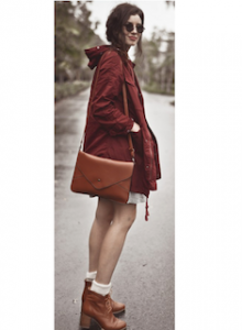 1赤のマウンテンパーカー×白ミニスカート×ブーティー