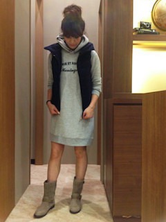 ダウンベストとパーカーのレディースのコーデ 重ね着のコツは レディースコーデコレクション