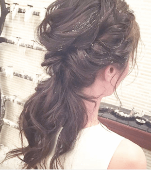 結婚式で人気のミディアムのねじりハーフアップの髪型