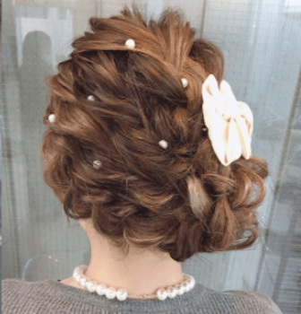結婚式で人気のミディアムの編み込みサイドアップの髪型