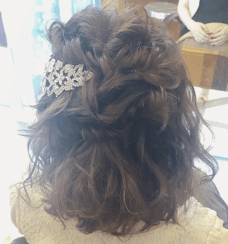 結婚式で人気のボブの髪型16：ミックス編み＆ビジューバレッタ
