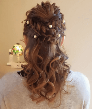 結婚式で人気のミディアムの編み込みパールピンの髪型