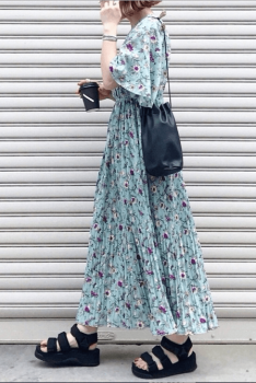 花柄ワンピースとサンダルのコーデ おすすめのかわいい花柄ワンピースを紹介 レディースコーデコレクション
