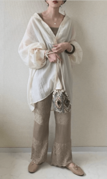 バンドカラーシャツとは レディースのおしゃれなコーデ方法やおすすめのバンドカラーシャツを紹介 レディースコーデコレクション