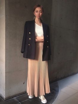 テーラードジャケットの春コーデ 大人女子におすすめは黒 ネイビー グレー レディースコーデコレクション