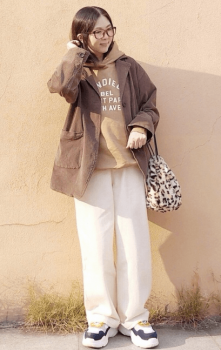 テーラードジャケットとパーカーのレディースのコーデ 重ね着のコツは レディースコーデコレクション