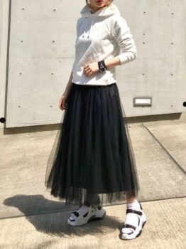 チュールスカート 黒 のコーデ 人気の黒チュールスカートを紹介 レディースコーデコレクション
