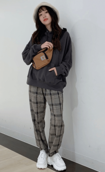 白スニーカーのレディースコーデ 人気でおしゃれな白スニーカーを紹介 レディースコーデコレクション