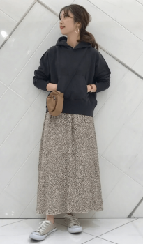 黒パーカーのレディースコーデ 大人カジュアルな着こなし方を紹介 レディースコーデコレクション