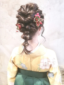 卒業式で袴に合うレディースのセミロングの髪型 ヘアアレンジも紹介 レディースコーデコレクション