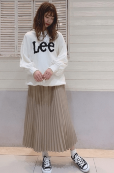 白パーカーのレディースのコーデ28選 春編 人気の白パーカーも紹介 レディースコーデコレクション