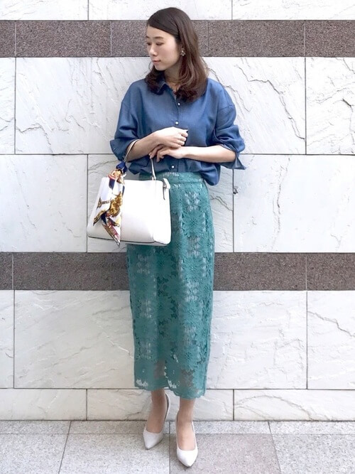 レーススカート×デニムシャツ×グレーのパンプス×スカーフ＋バッグ