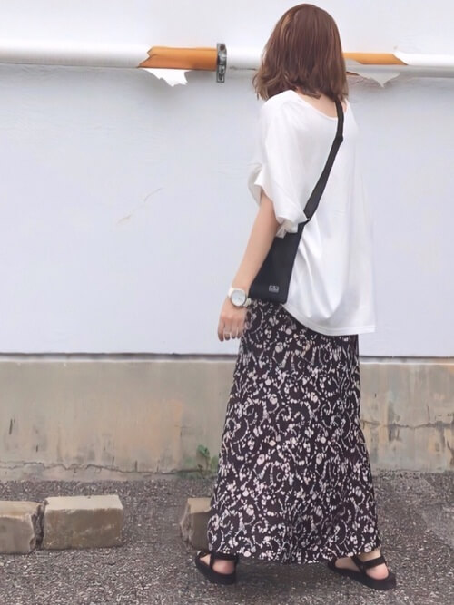 ×サコッシュ×白T×花柄ロングスカート×黒サンダル
