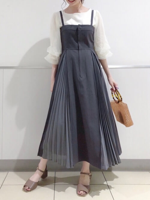 ジャンパースカートのコーデ16選！アウターやインナー選びで変わる大人 