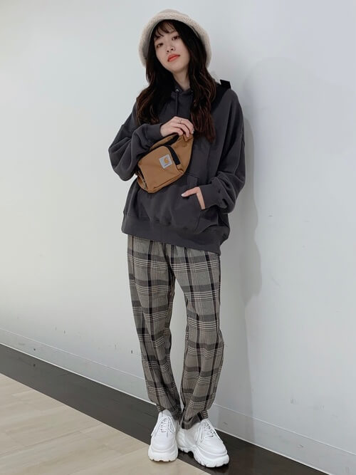 厚底スニーカーのレディースのコーデ 人気の厚底スニーカーを紹介 レディースコーデコレクション