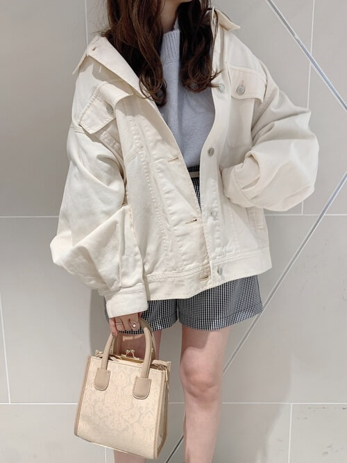 CPOジャケット×ニット×チェックのショートパンツのレディースコーデ