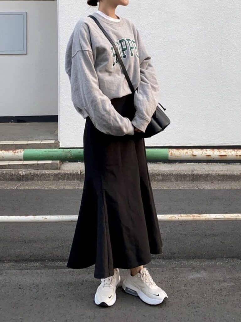 韓国ファッション：スウェット×マーメイドスカート×スニーカー
