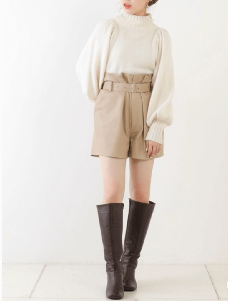 ベージュのショートパンツ×ハイネックニット×ブラウンのロングブーツ