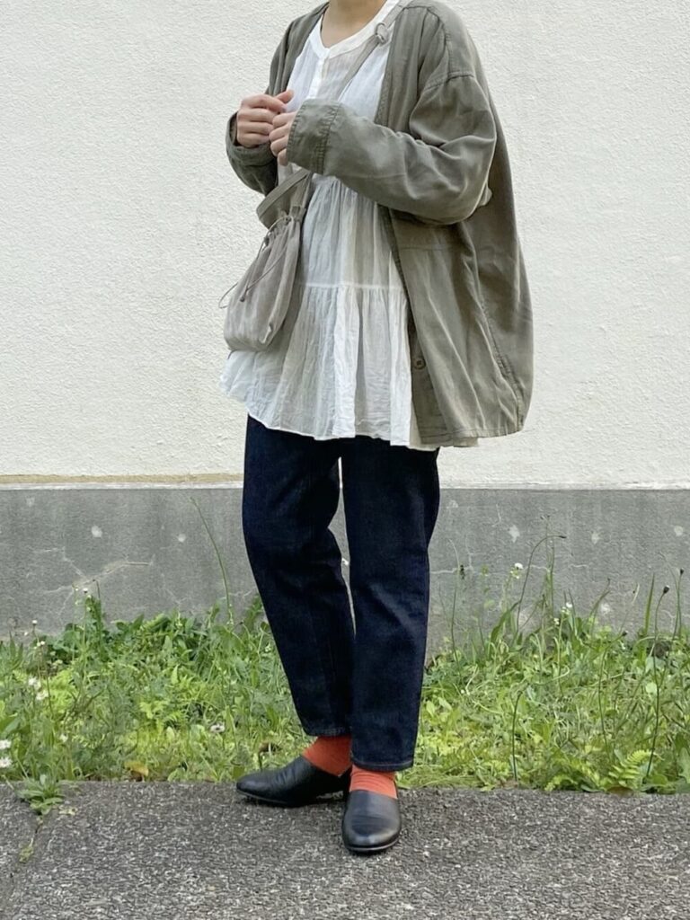 カラーソックス×シャツジャケット×ブラウス×デニムパンツ×スポックシューズ