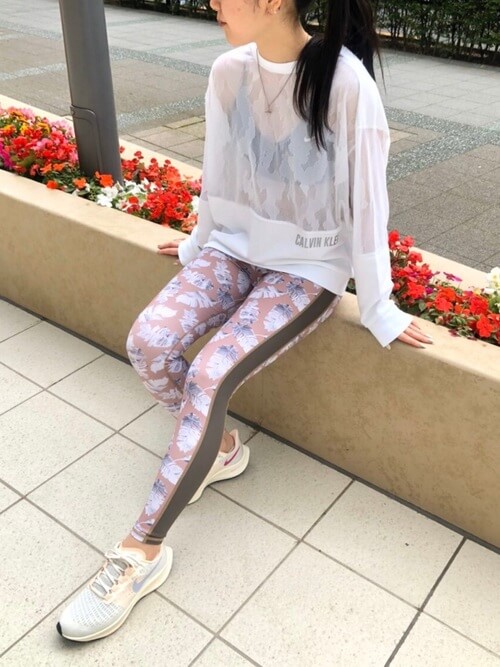 シアーカットソー×総柄レギンス×スニーカーの春夏アスレジャーコーデ