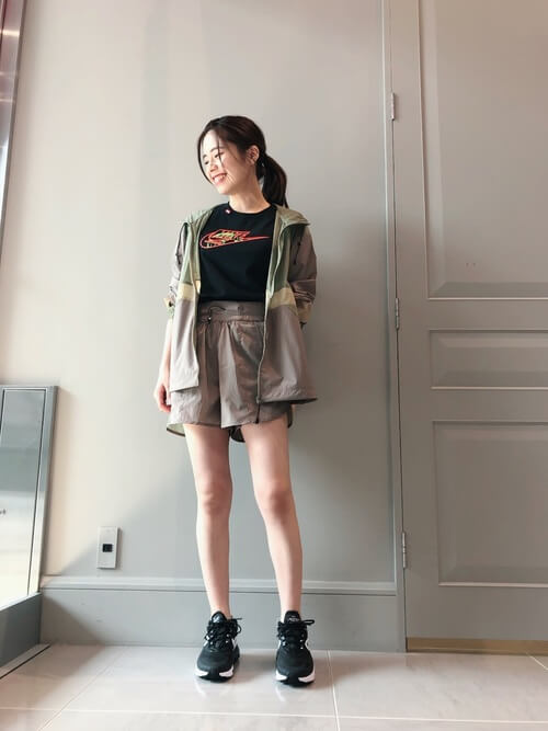黒T×ショートパンツ×マウンテンパーカーの春夏アスレジャーコーデ