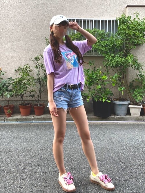 紫のTシャツ×デニムショートパンツ×プーマのスニーカーの春夏コーデ