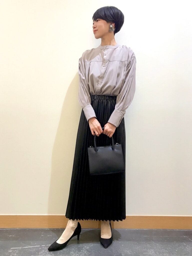 シャツ グレー のレディースのコーデ 人気のグレーシャツを紹介 レディースコーデコレクション