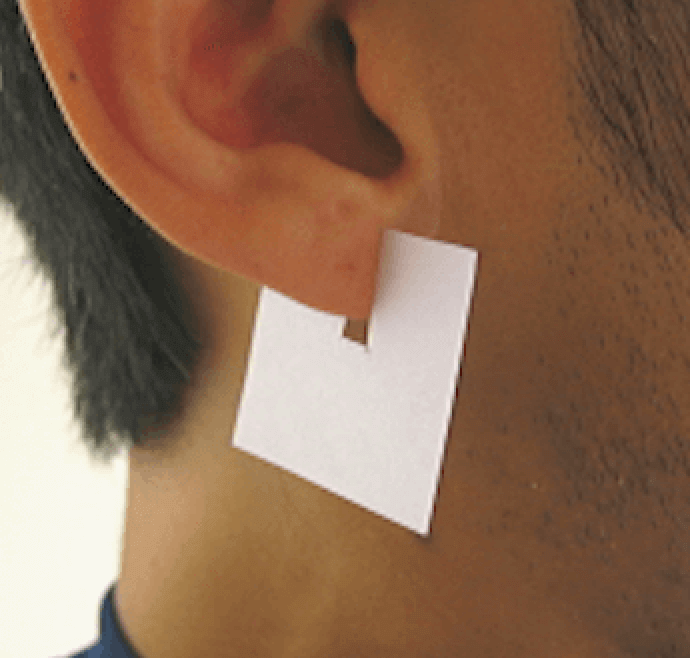 ピアスを開ける耳の厚みを測る方法：紙を挟む