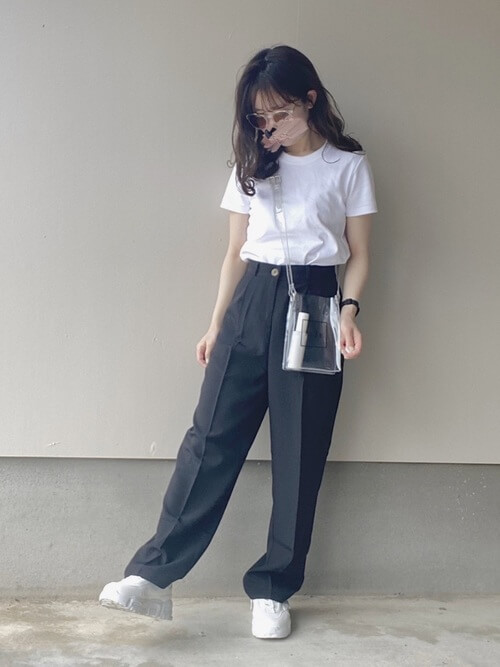 白のTシャツ×黒のスラックス×白のスニーカー×ミニショルダーバッグ