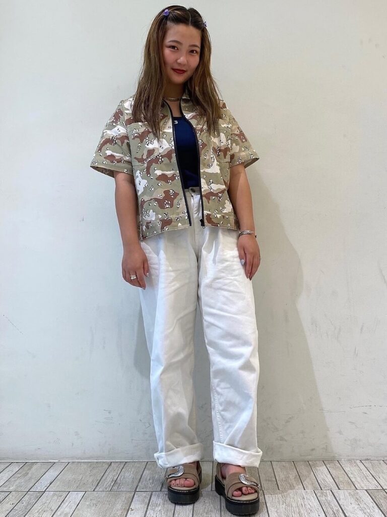 ネイビーキャミソール×半袖シャツ×白パンツ×サンダル